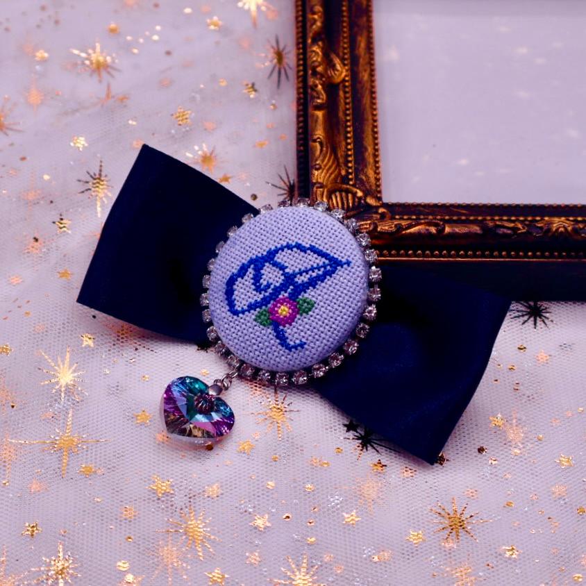 青のイニシャル クリスタル付きバレッタ クロスステッチ刺繍1枚目の画像